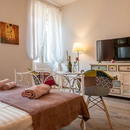 Old City Romantic Studios 3 Pula Buitenkant foto