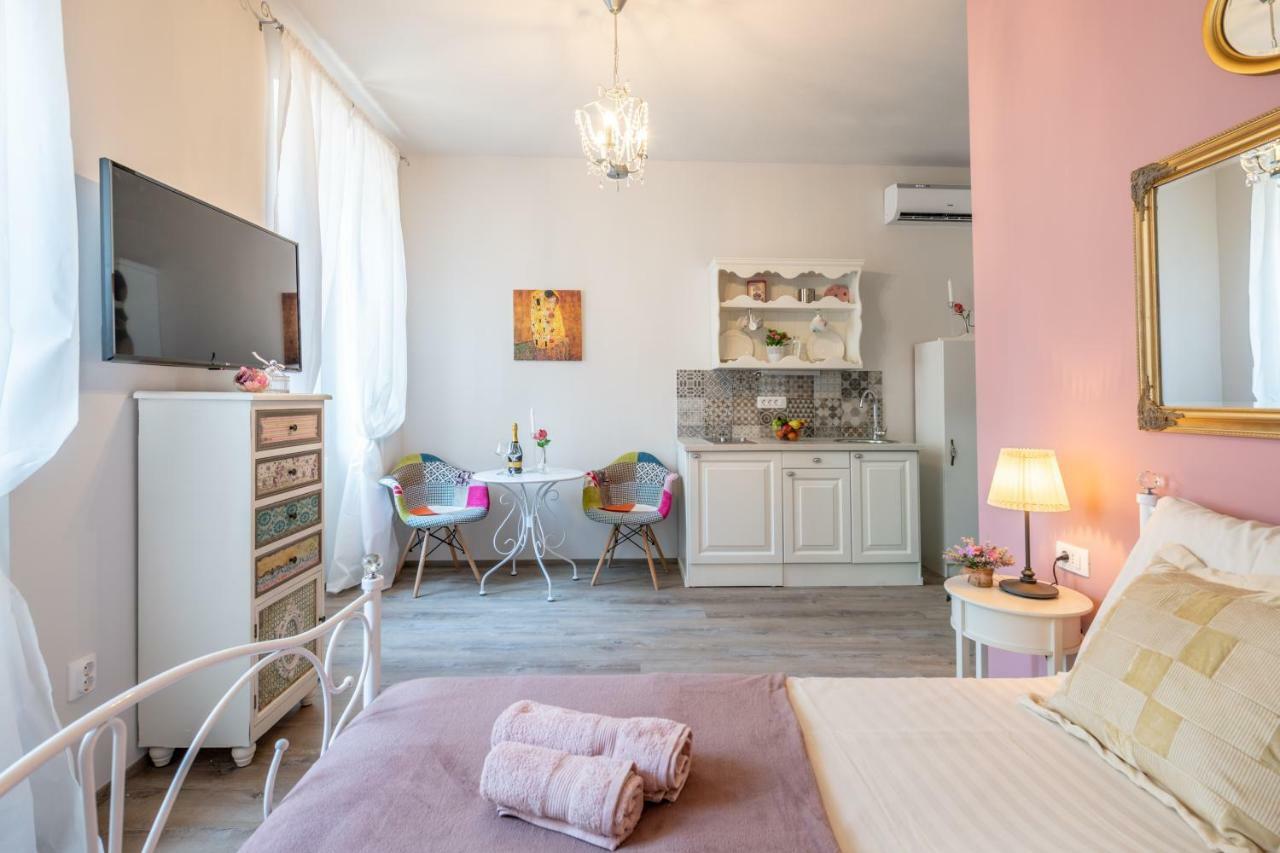 Old City Romantic Studios 3 Pula Buitenkant foto