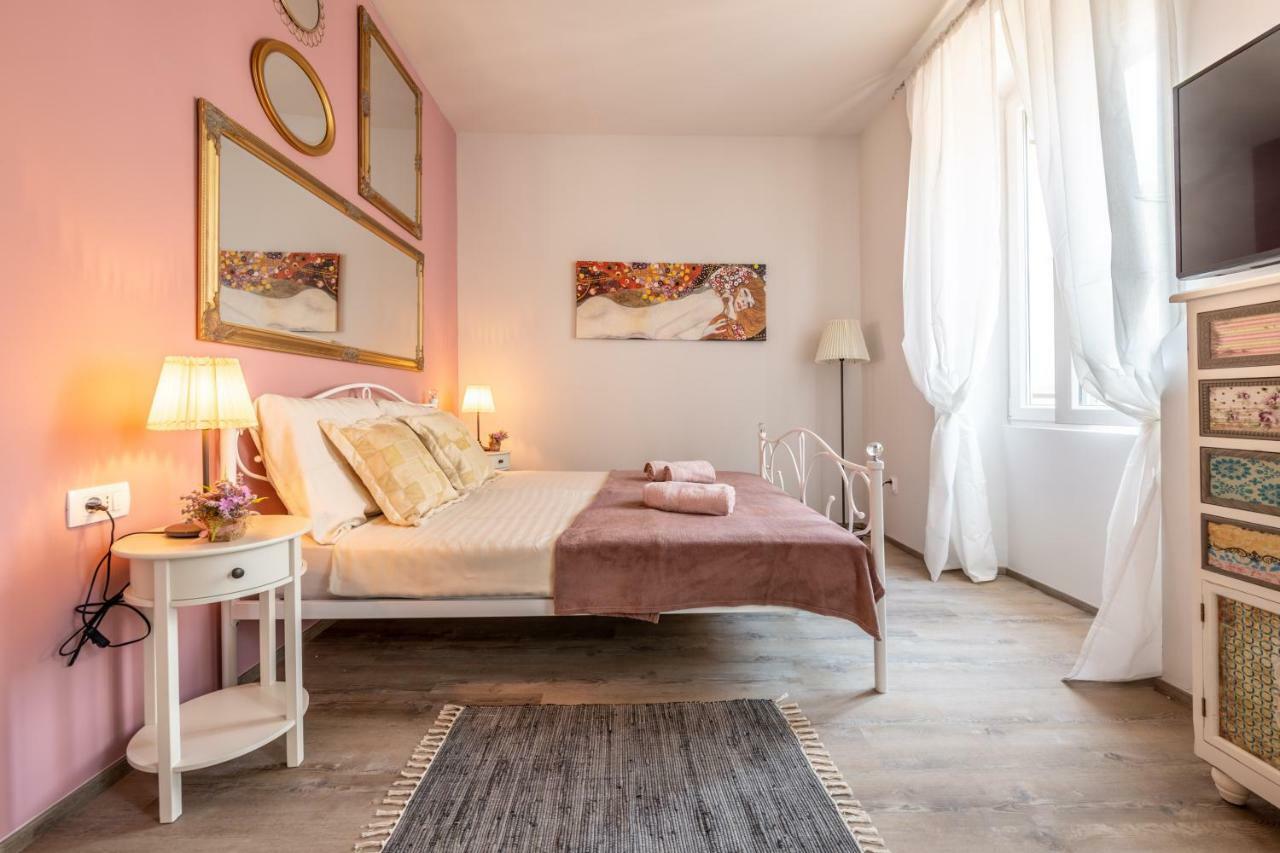 Old City Romantic Studios 3 Pula Buitenkant foto