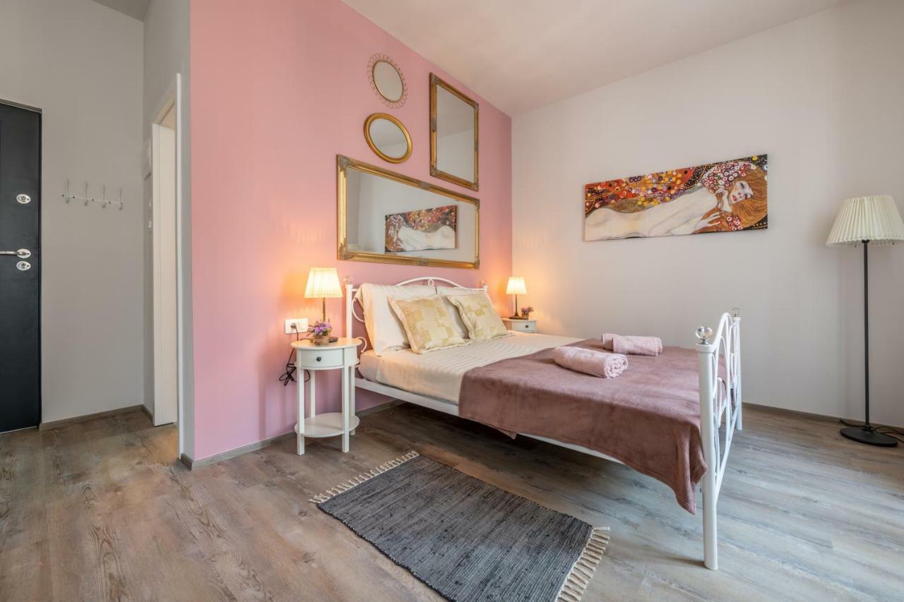 Old City Romantic Studios 3 Pula Buitenkant foto