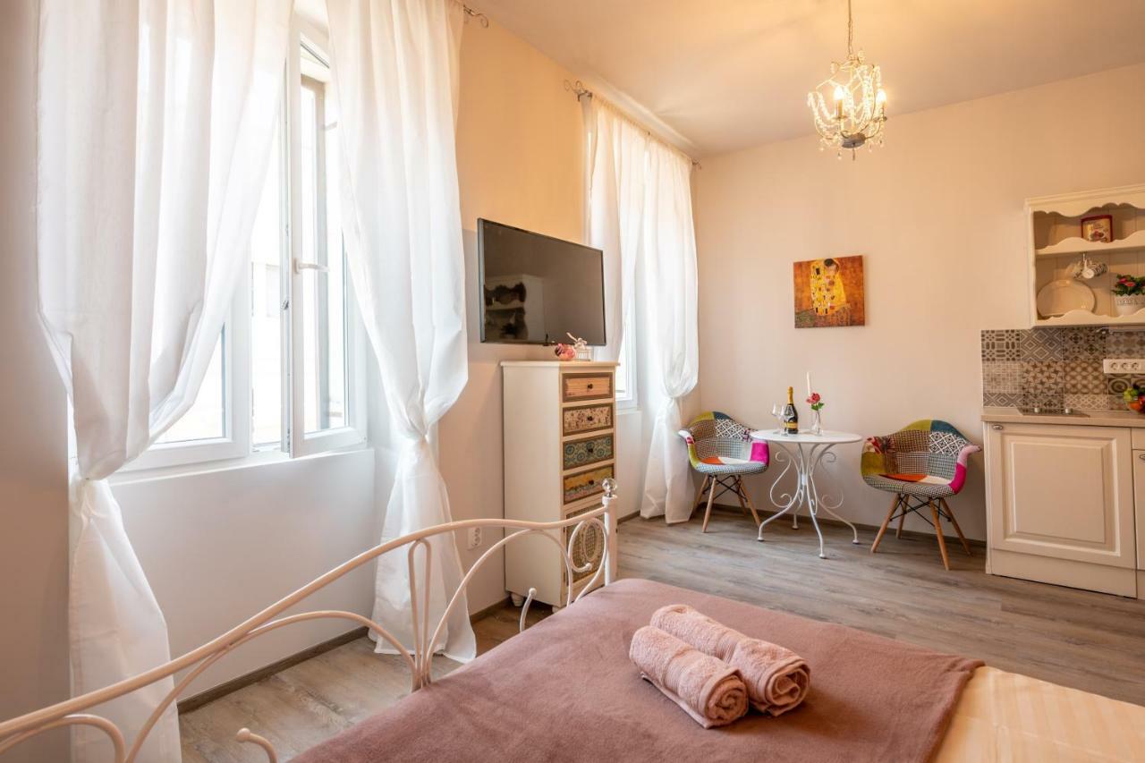 Old City Romantic Studios 3 Pula Buitenkant foto