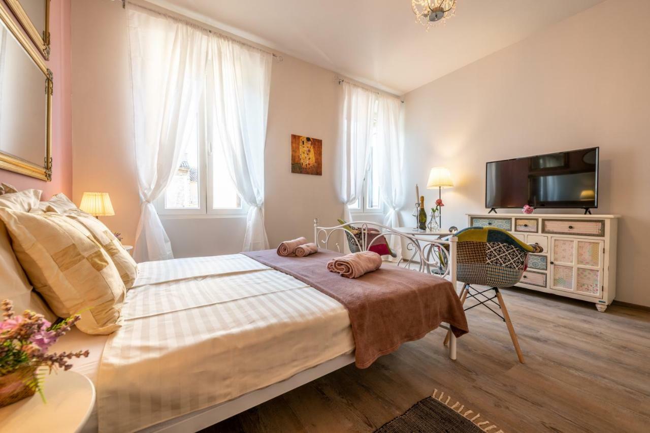 Old City Romantic Studios 3 Pula Buitenkant foto