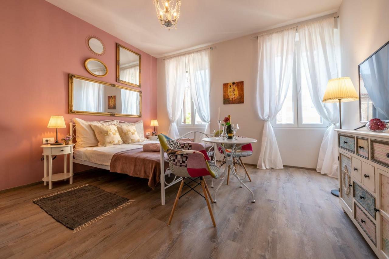 Old City Romantic Studios 3 Pula Buitenkant foto