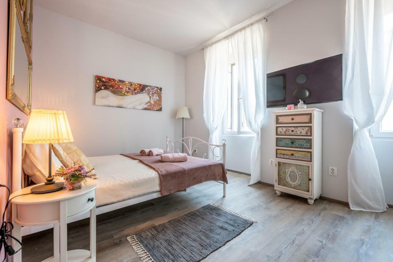 Old City Romantic Studios 3 Pula Buitenkant foto