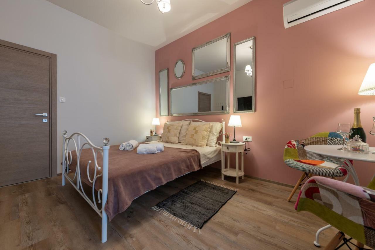 Old City Romantic Studios 3 Pula Buitenkant foto