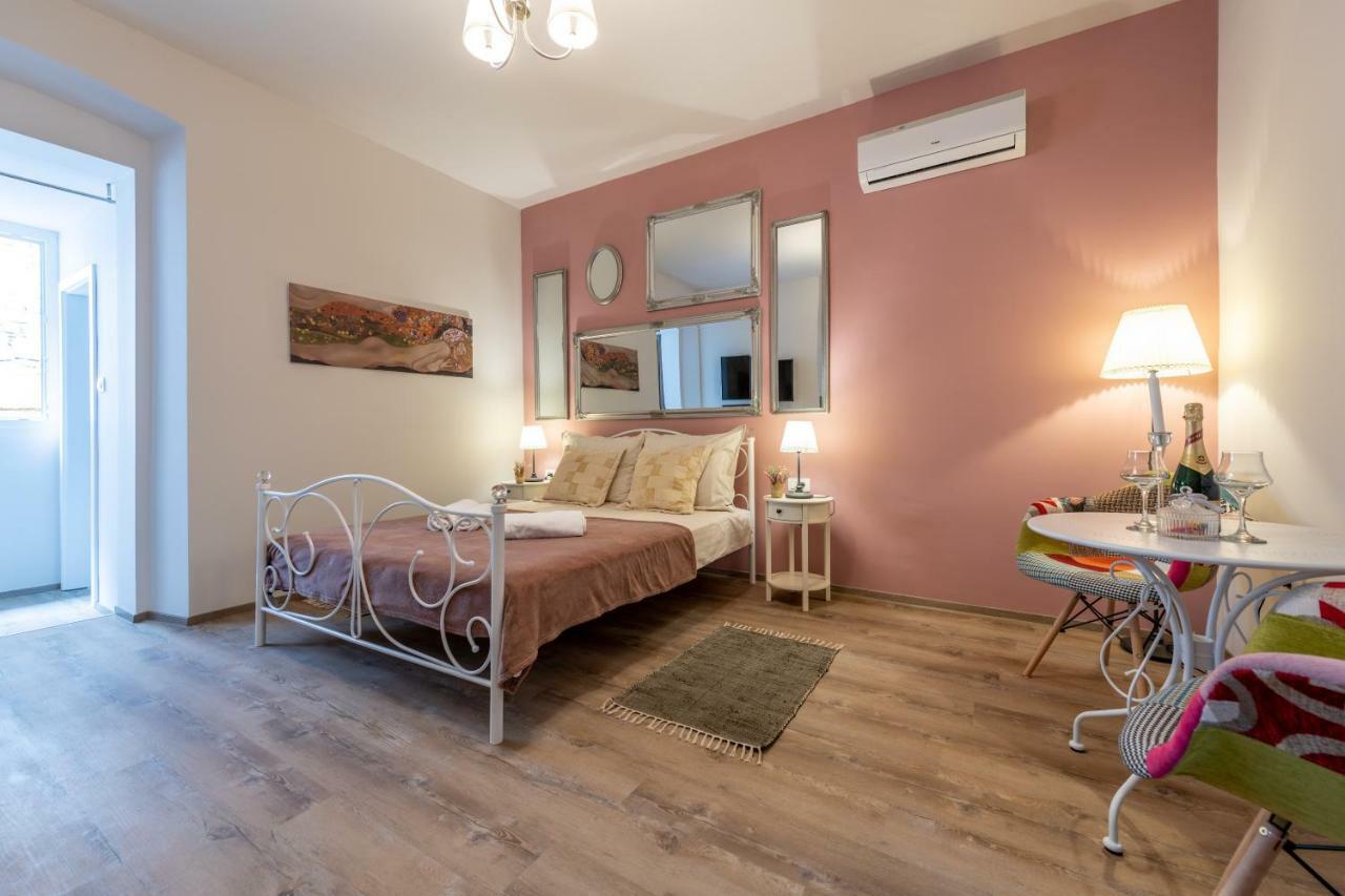 Old City Romantic Studios 3 Pula Buitenkant foto