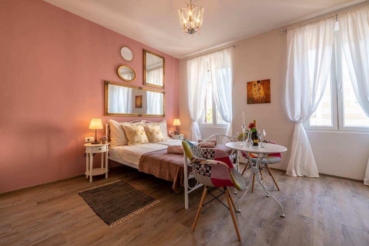 Old City Romantic Studios 3 Pula Buitenkant foto